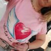 camiseta en color rosa con estampado de corazón con alas echo a mano
